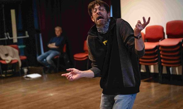 Graham MacDuff as King Rat with a grimace on his face and his body hunched over.